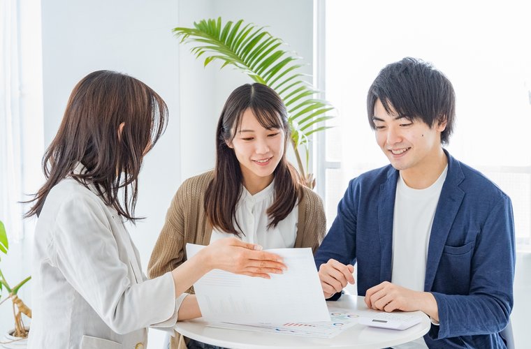 資料を見ながら優先順位を相談する様子